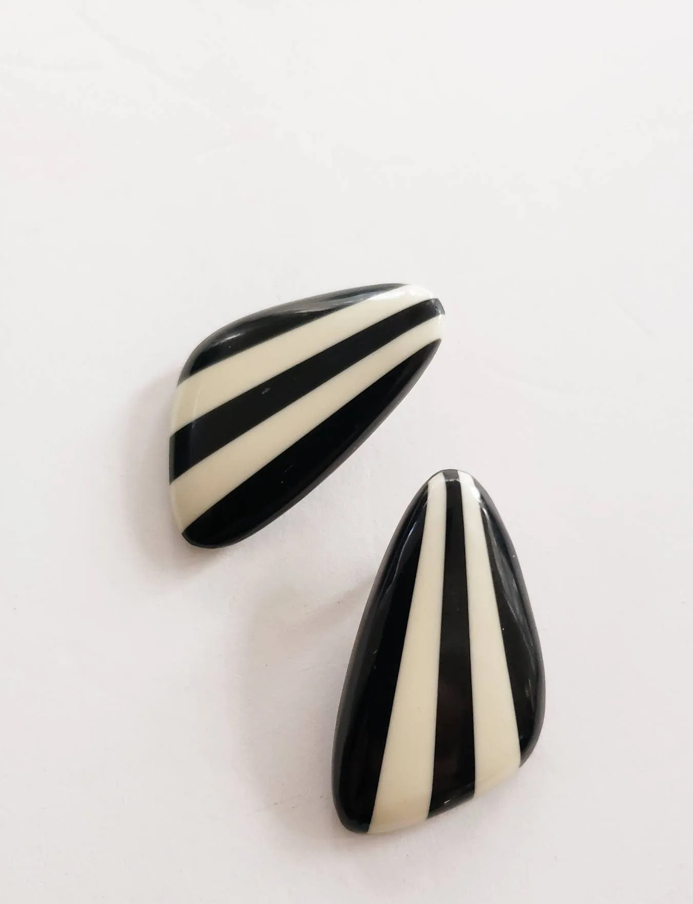 60s Black and White Striped Earrings / 60s Geometric Triangle Shaped Mod Op-Art Earrings Stripes / Gemma