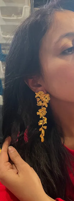 Big gold flower earrings , large flower gold earrings , huge gold stud earring , gold statement earrings , gold metal earrings gold pierced