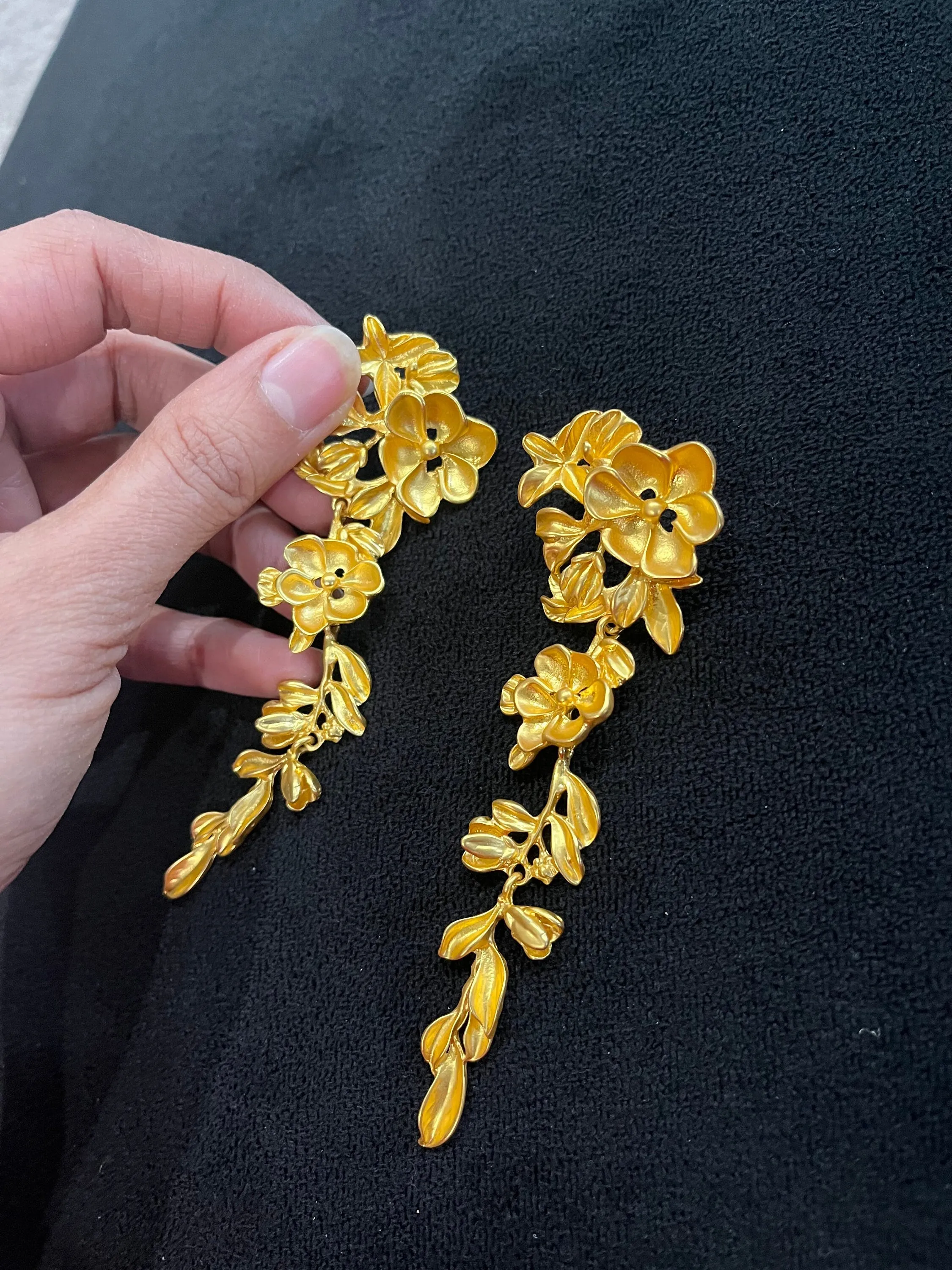 Big gold flower earrings , large flower gold earrings , huge gold stud earring , gold statement earrings , gold metal earrings gold pierced