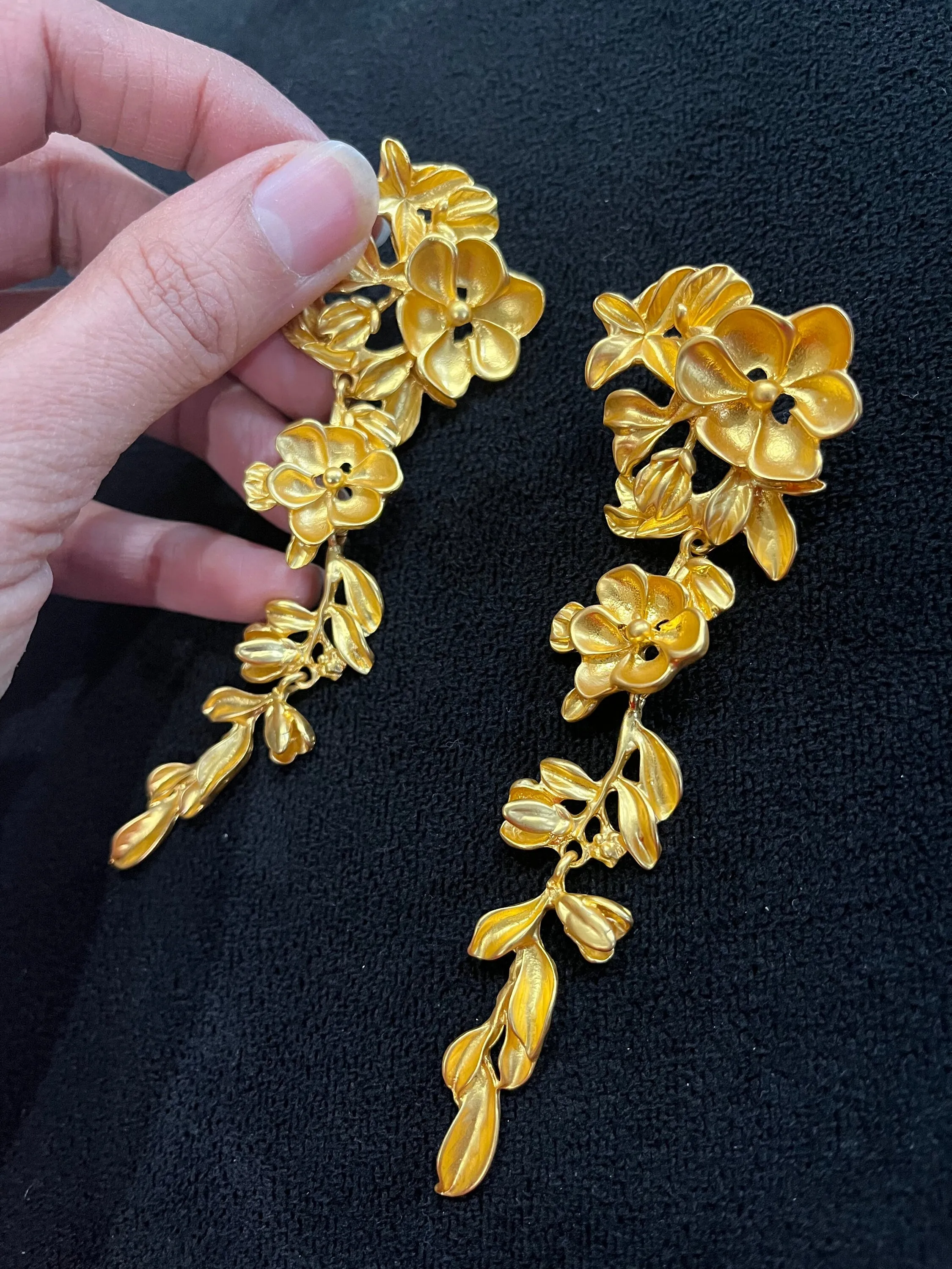 Big gold flower earrings , large flower gold earrings , huge gold stud earring , gold statement earrings , gold metal earrings gold pierced