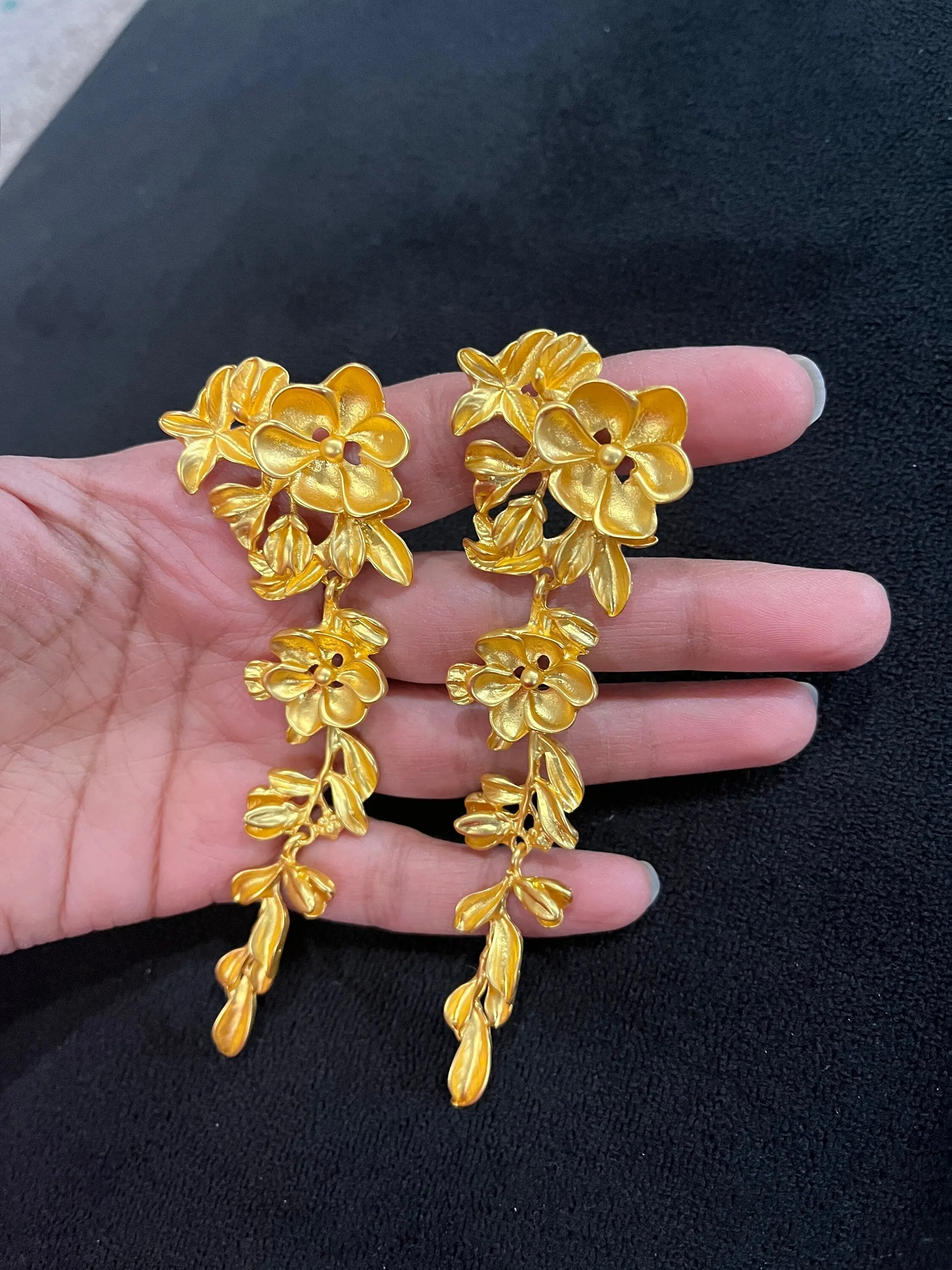 Big gold flower earrings , large flower gold earrings , huge gold stud earring , gold statement earrings , gold metal earrings gold pierced