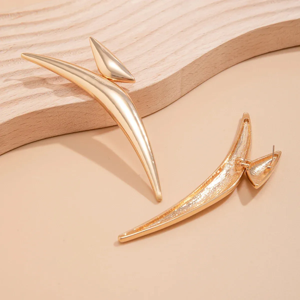 Exaggerated Geometry Long Curved Drop Earrings Fashion Aesthetics Thick Metal Triangular Earrings Women's Trendy Stage Jewelry