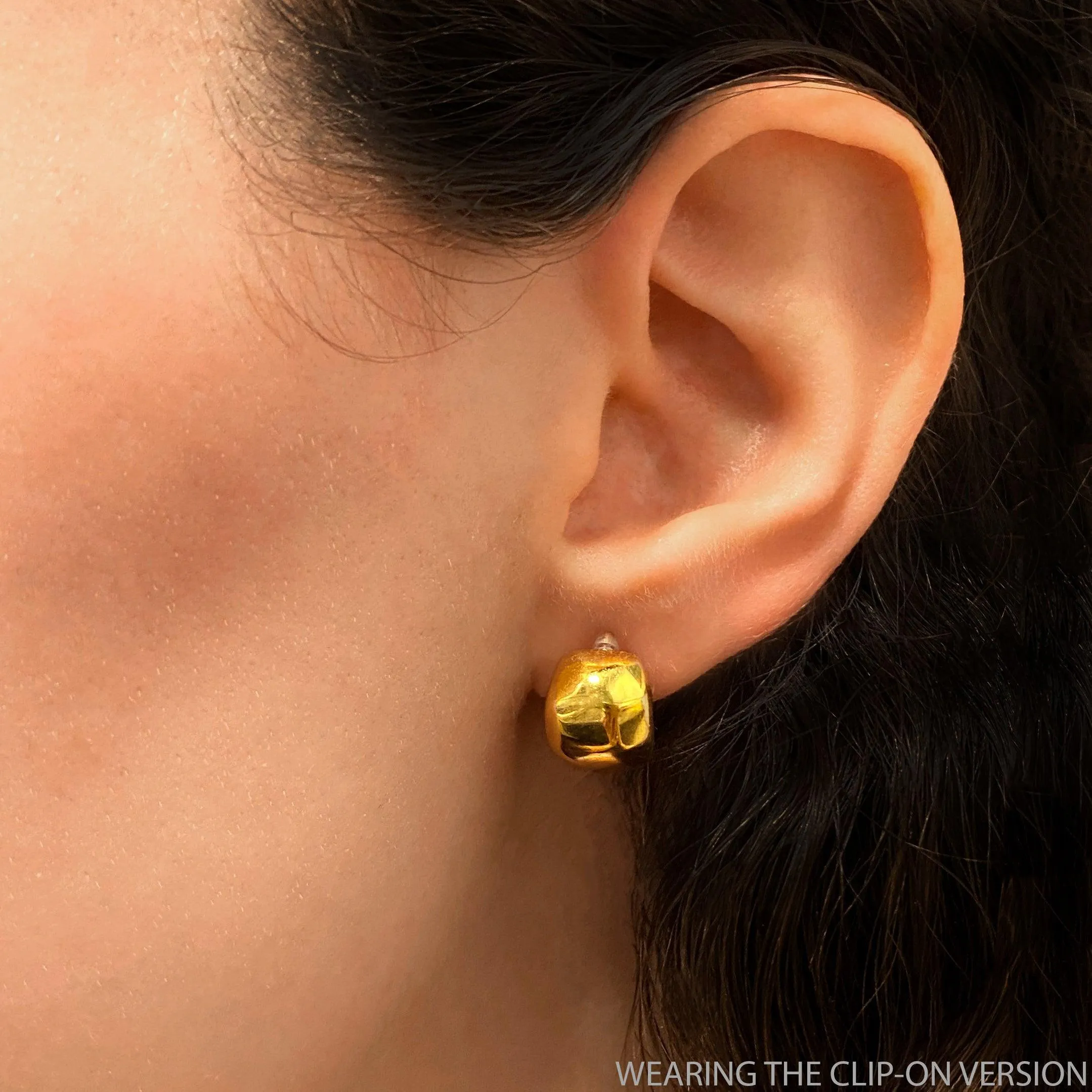 GEOMETRIC HUGGIE EARRINGS IN GOLD