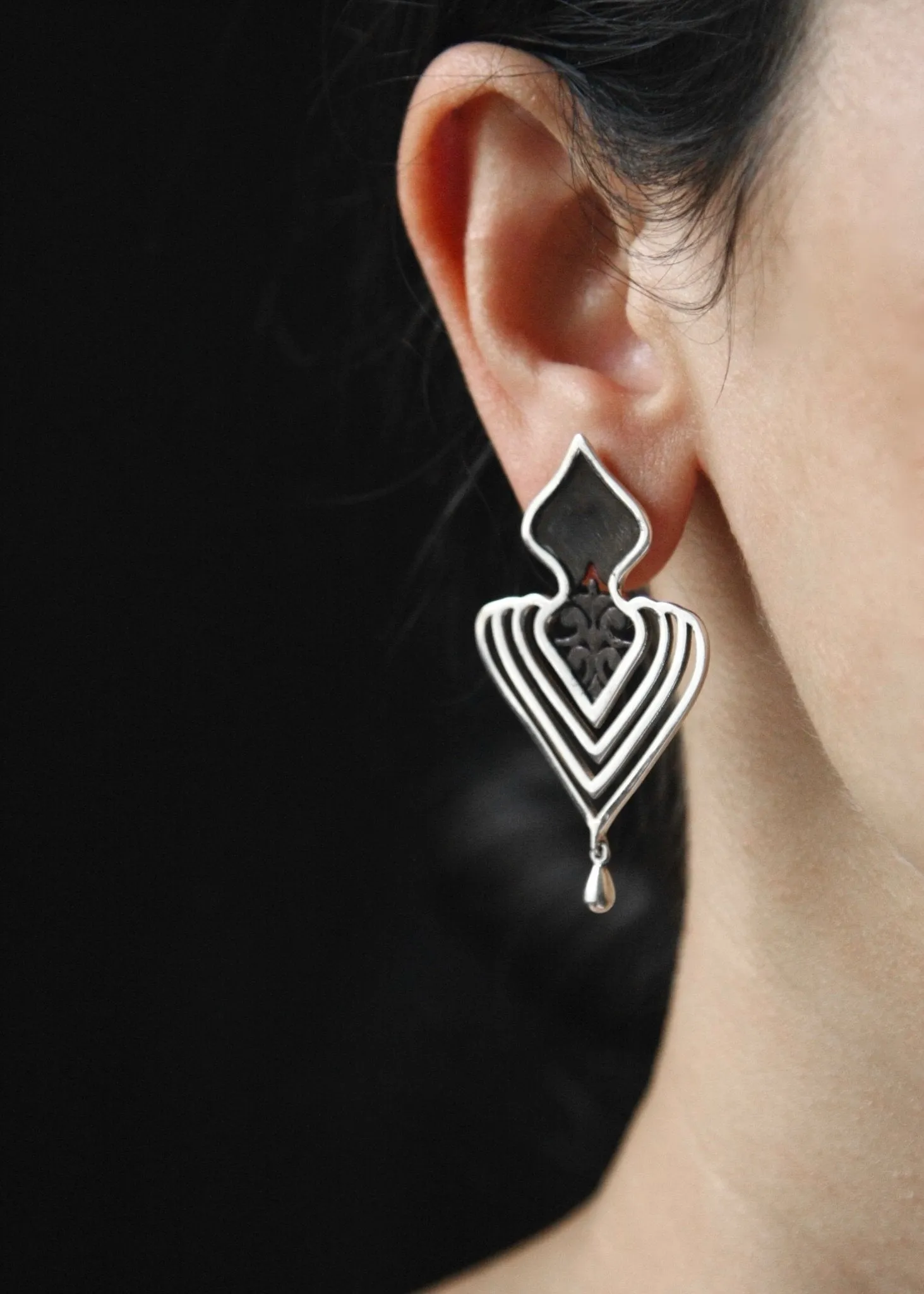 Magnificent, two-tone 'Jahanara' statement earrings