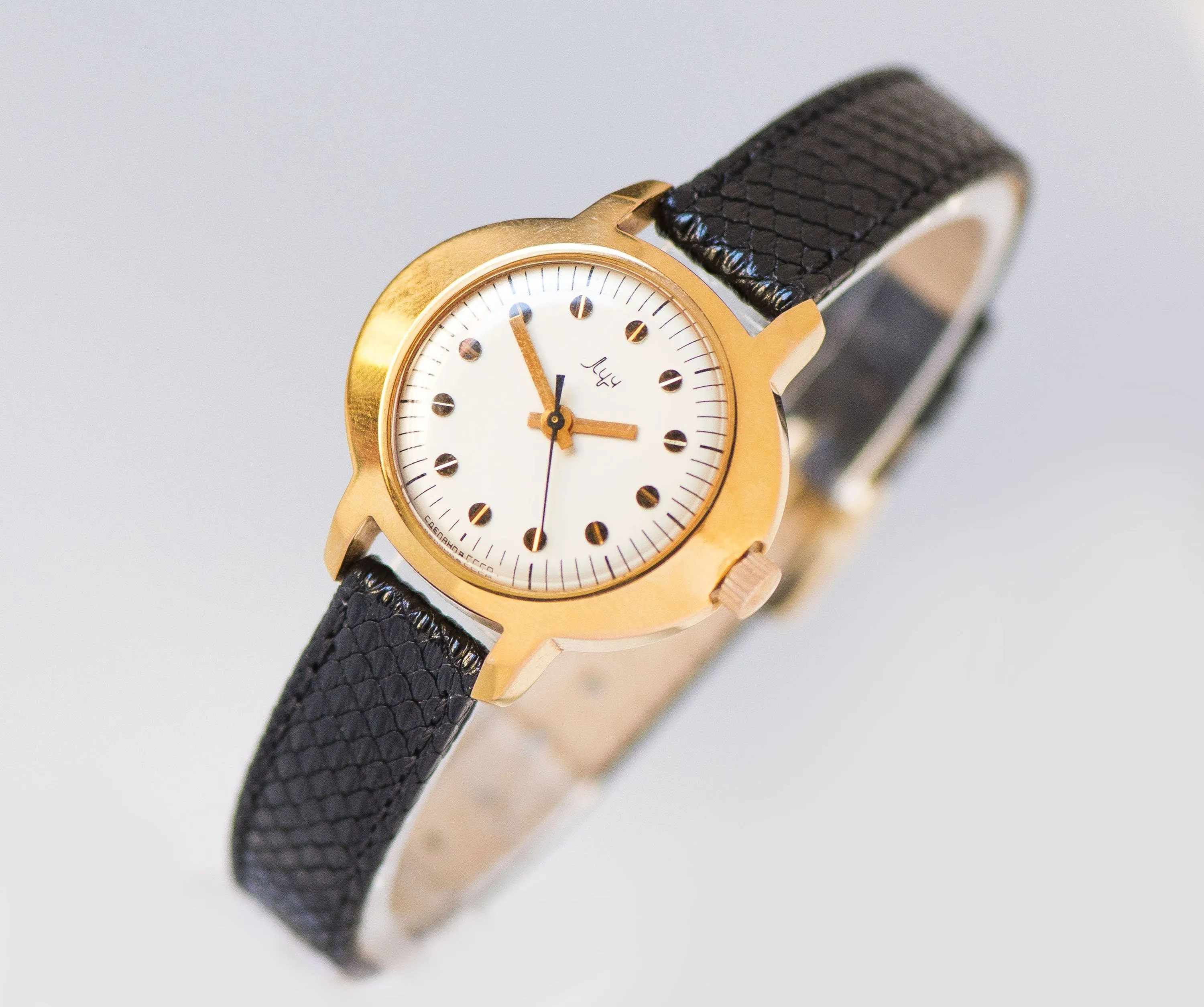 Mint condition women watch oval Ray, gold plated lady watch vintage, 80s women watch chunky minimalist gift jewelry new luxury leather strap