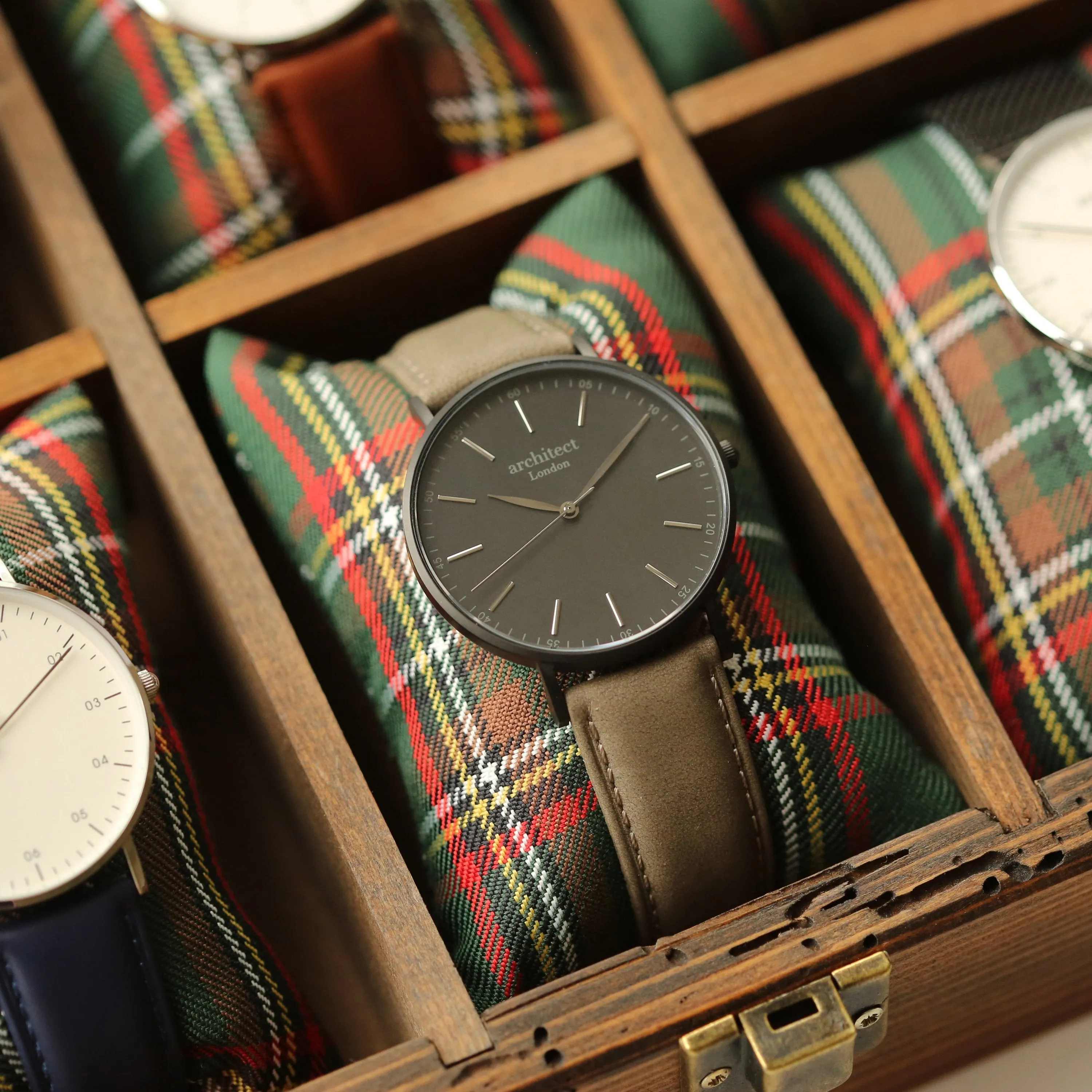 Modern Font Engraving - Men's Minimalist Watch   Urban Grey Strap