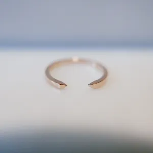 On Pointe Gold Plain Ring
